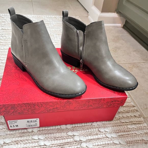 Never worn grey ankle boots - Picture 1 of 3